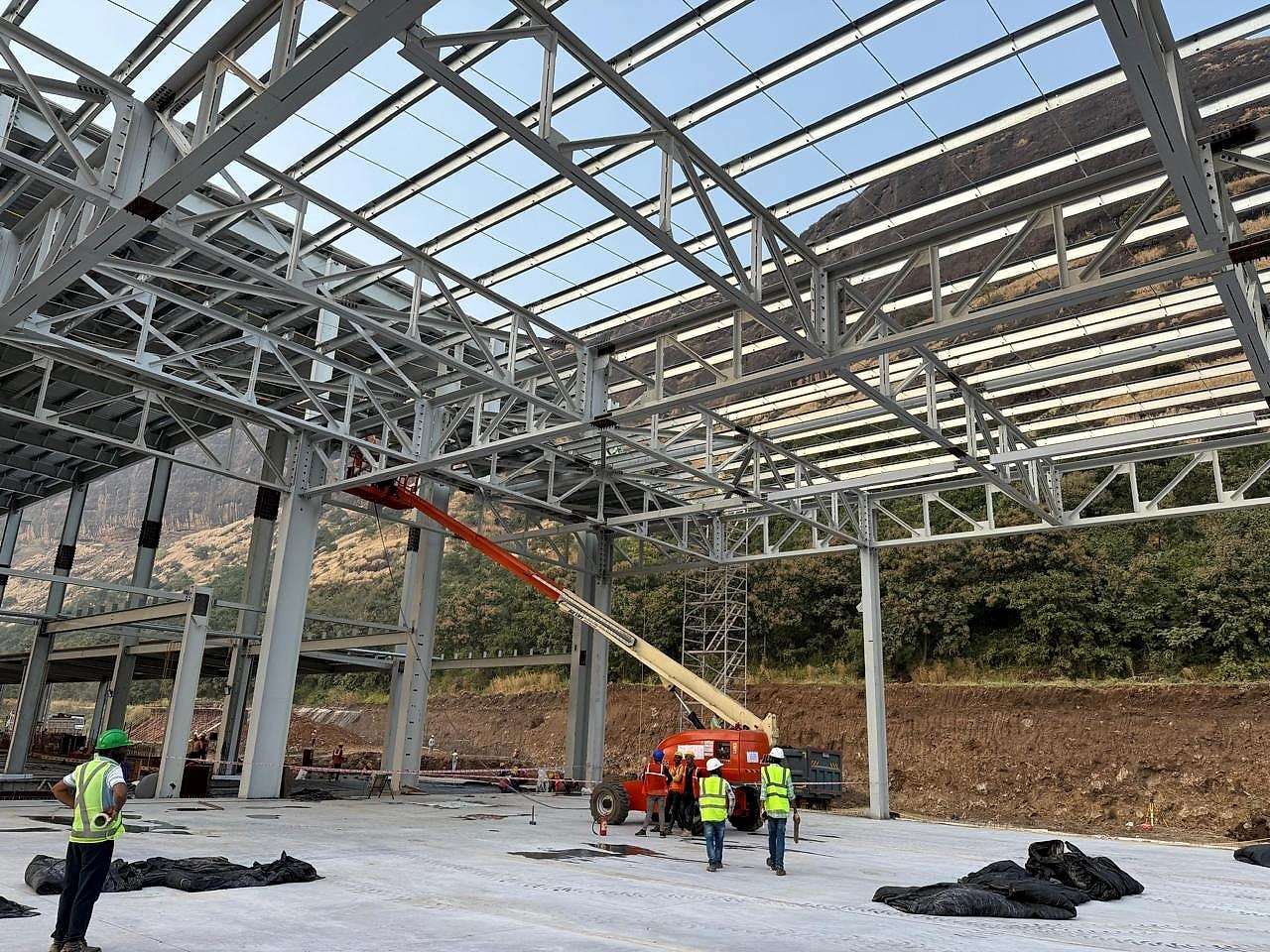 Long-span roof trusses under erection at the Hyundai plant, Pune