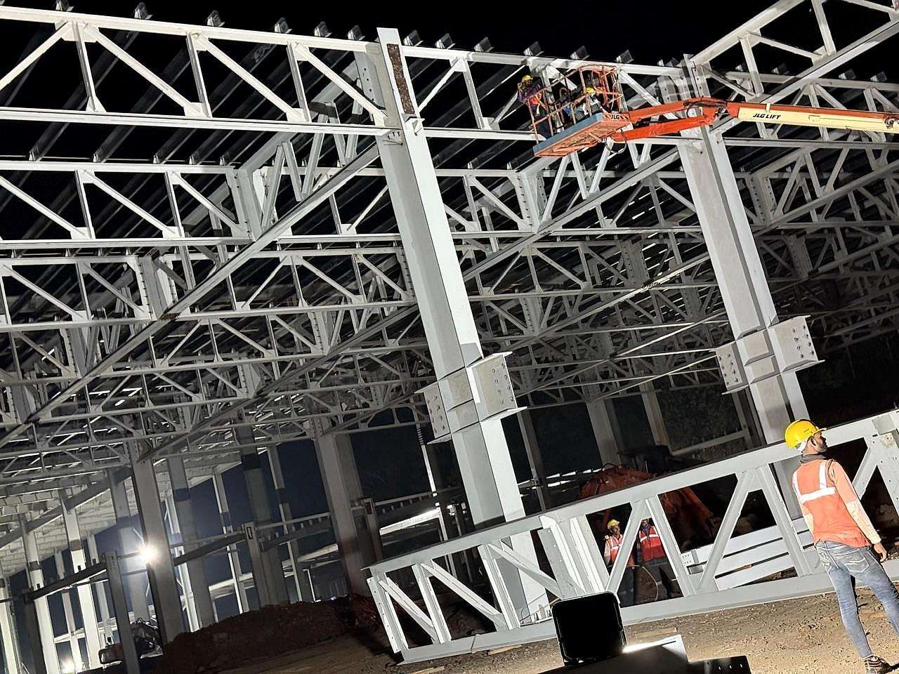 Night-time erection of long-span roof trusses at the Hyundai plant in Pune