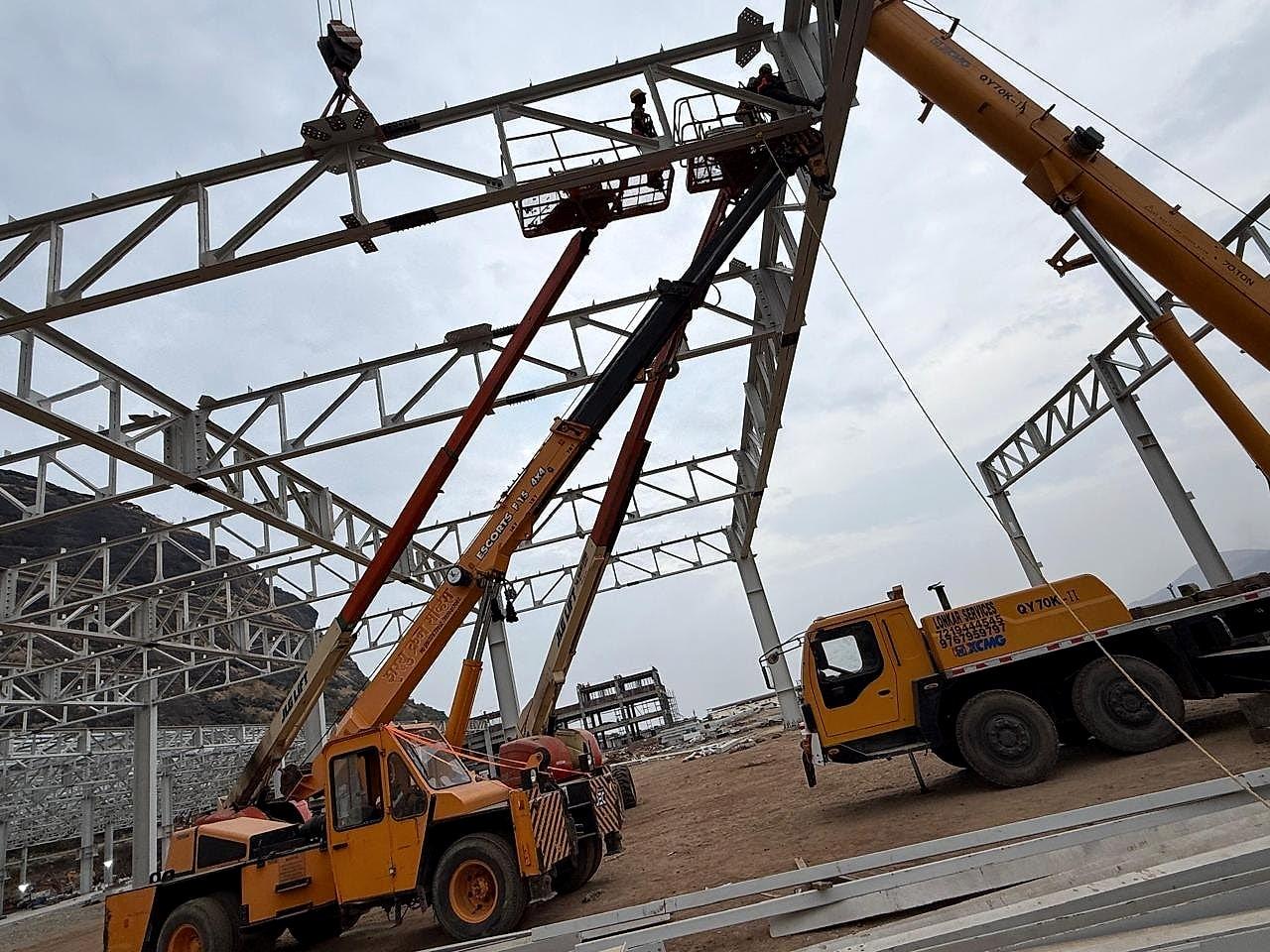 Two cranes working in tandem to set a long-span truss, Hyundai plant structure, Pune